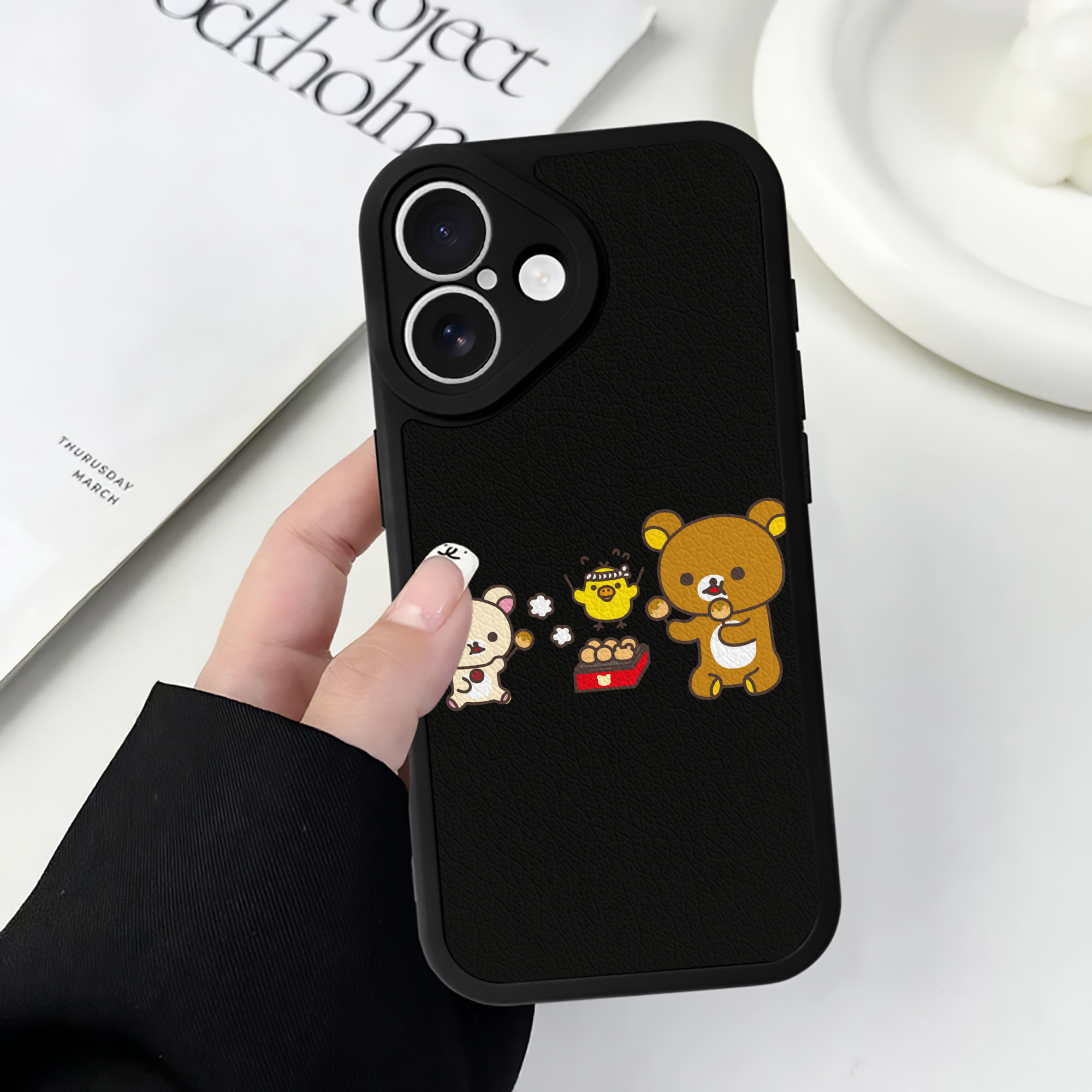 （画像用） リラックマ リラックマ キイロイトリ Rilakkuma Korilakkuma Kiiroitori 【iPhone 16シリーズ対応】シリコンスマホケース（レザー調） 材質：シリコン